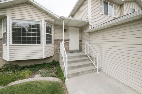 Cost of White Vinyl Siding Replacement in Destin